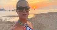 Batom e biquini combinando! Após banho de mar, Luana Piovani posa deitada na areia e rouba atenção - Instagram