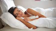 Mito ou verdade: dormir de lado pode causar rugas? - Freepik