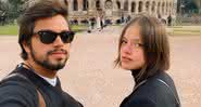 Agatha Moreira e Rodrigo Simas posam em frente ao Coliseu, na Itália, e fãs brincam: "Três monumentos!" - Instagram