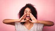 O uso excessivo da voz e o refluxo gastroesofágico são alguns dos problemas que podem afetar a saúde vocal (Imagem: Paranamir | Shutterstock)