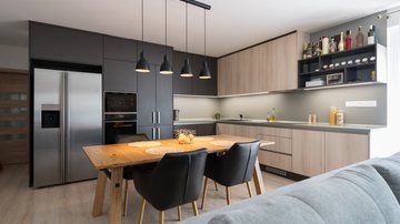 Cozinha integrada evita a delimitação de ambientes com paredes (Imagem: Ventura | Shutterstock)