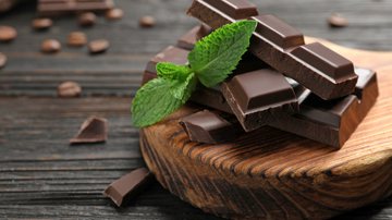 Chocolates compostos por 50% de cacau são saudáveis para o corpo (Imagem: New Africa | Shutterstock)