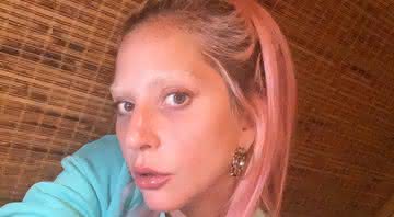 Lady Gaga surgiu com a sobrancelha praticamente branca e chamamos profissionais para falarem sobre essa tendência - Instagram