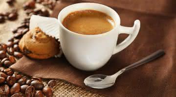Descoberto pelos monges há mais de mil anos, o café não só atrai pelo aroma e paladar, como também promove uma série de benefícios para a saúde - Shutterstock