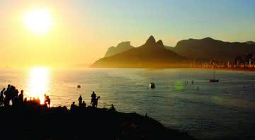 Impossível ir ao Rio e não passar... o final de tarde na praia do Arpoador. É o lugar ideal para quem gosta de fotos e admira o espetáculo do anoitecer. - ISTOCK/SHUTTERSTOCK