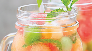 Refresco chique: Água com bolas de frutas - Shutterstock