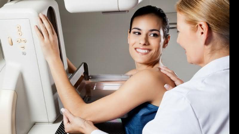 Tome bastante água no dia anterior à mamografia e consuma menos sal e sódio para evitar que as mamas fiquem sensíveis à dor - Shutterstock