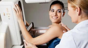 Tome bastante água no dia anterior à mamografia e consuma menos sal e sódio para evitar que as mamas fiquem sensíveis à dor - Shutterstock