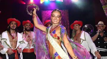 A rainha do baile foi a atriz Isis Valverde, que vestia uma fantasia de cigana - Agência Brazil News