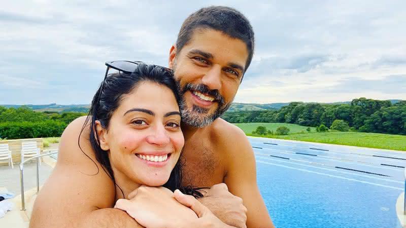 Sofrendo com a distância, Carol Castro surge dando beijão apaixonado em Bruno Cabrerizo - Instagram