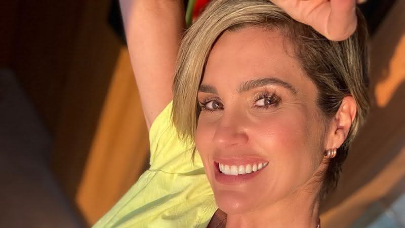 Flávia Alessandra exibe tanquinho trincado em treino de musculação - Instagram