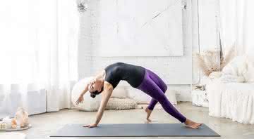 "A prática de Yoga é um convite para você se conectar com o seu coração", pontua a yogini Pri Leite - Instagram/ @PriLeiteYoga