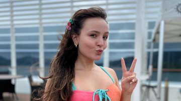 Larissa Manoela ostenta bumbum empinado com biquíni lilás - Instagram