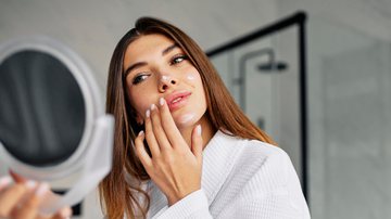 Cosmetologista lista 5 hábitos preventivos do envelhecimento da pele - Freepik
