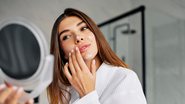 Cosmetologista lista 5 hábitos preventivos do envelhecimento da pele - Freepik