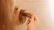 5 hábitos que fazem seu cabelo afinar - Freepik