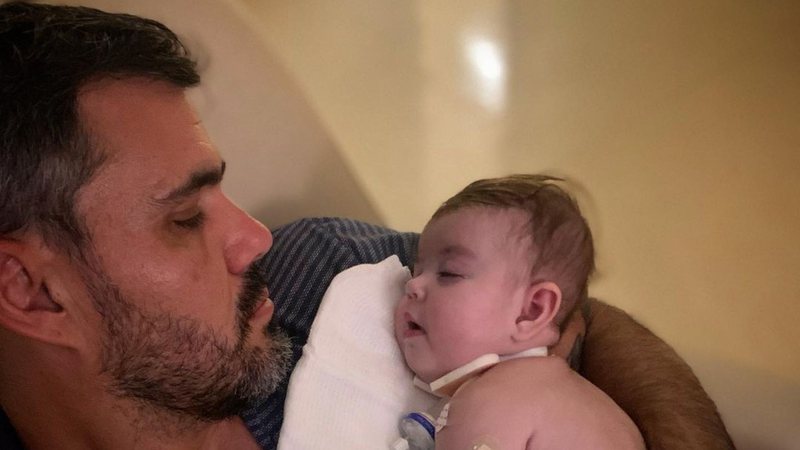 Juliano Cazarré celebra alta da filha caçula e elogia esposa: "Obrigado" - Instagram