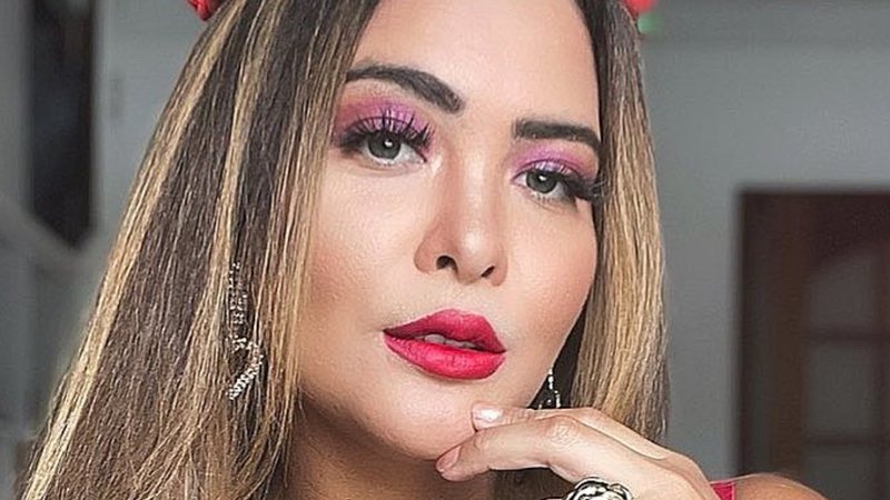 Geisy Arruda usa modelito íntimo vermelho e arranca suspiros na web - Instagram