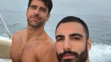 Marcos Pitombo e namorado são vistos em clima romântico na praia - Instagram