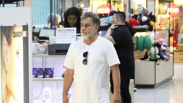 Marcos Frota é flagrado com botas de salto em aeroporto - Adão/AgNews
