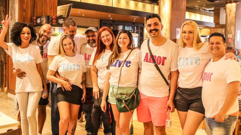 Com camisetas de "Amor Livre", grupo de casais liberais vão a restaurante após influencers sofrerem discriminação - Divulgação
