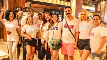 Com camisetas de "Amor Livre", grupo de casais liberais vão a restaurante após influencers sofrerem discriminação - Divulgação