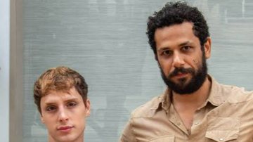 Amaury Lorenzo e Diego Martins, atores de Terra e Paixão, dão beijão em show - Globo