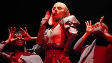 Visualmente escandaloso e opulente, o show representa várias eras da música de Gaga - HBO/Reprodução