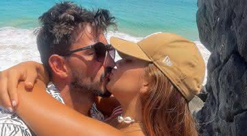 Gui Napolitano e Catherine Bascoy rebolam coladinhos e trocam beijos apaixonados - Instagram