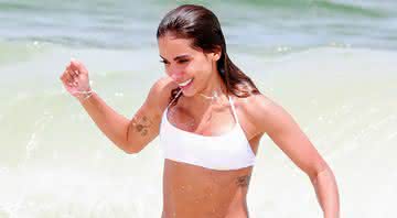 Anitta se diverte na praia da Barra da Tijuca - AgNews/Dilson Silva