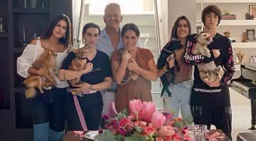 Gloria Pires registra momento divertido ao lado das filhas e canta axé na cozinha - Instagram