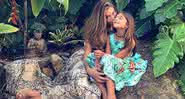 Em clique antigo, Grazi Massafera surge com filha no colo - Instagram