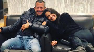 Grávida, esposa de Malvino Salvador exibe barrigão recebendo carinho das filhas - Instagram