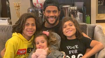 O jogador Hulk e seus três filhos Ian, Thiago e Alice - Instagram