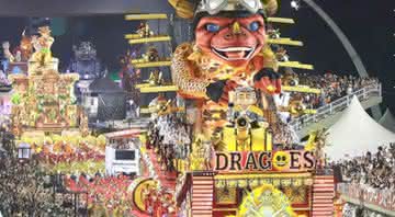 Carro alegórico da Dragões da Real fica preso em fiação e atrasa desfile da Mancha Verde - Instagram