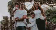 No exterior, Juliana Paes curte as férias ao lado da família e aproveita dia de neve - Instagram