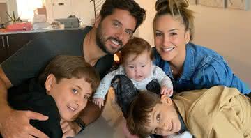Claudia Leitte compartilha momento engraçado com filhos e marido na cama - Instagram