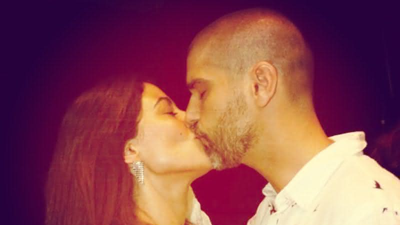 Carol Castro surge em momento de carinho com Bruno Cabrerizo e comemora seis meses de namoro - Instagram
