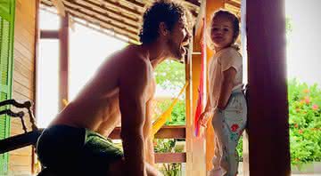 José Loreto compartilha clique conceitual ao lado da filha e Bella surge lendo aos 2 anos - Instagram