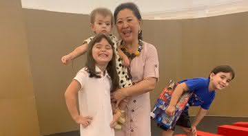 Durante quarentena, Kika Sato, mãe de Sabrina Sato ensina japonês para os netos - Instagram