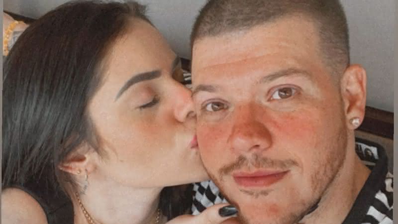 Ferrugem surge em clima de romance e dá beijão apaixonado na esposa - Instagram