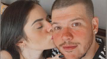 Ferrugem surge em clima de romance e dá beijão apaixonado na esposa - Instagram