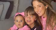 Ticiane Pinheiro compartilha registro com as filhas e caçula de 10 meses acena para câmera - Instagram