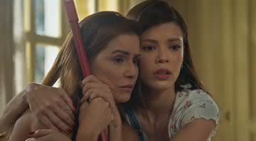 Kyra e Alexia têm cena gay na cama - TV Globo