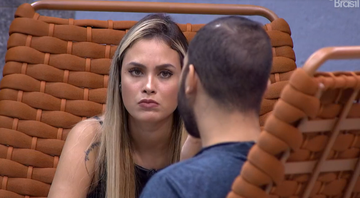 Sarah questiona reação de Juliette ao ver volta de Carla - Reprodução/ Globo