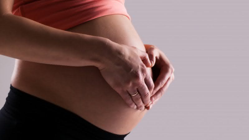 MÊS DAS MÃES: Dermatologista comenta mudanças na pele de mulheres grávidas - Freepik
