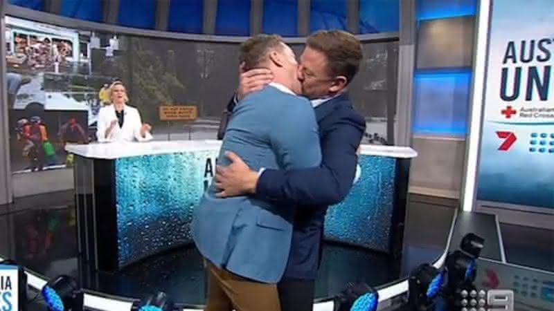 A pedido de internauta, apresentadores se beijam - Internet