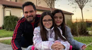 Luciano curte férias com as filhas, Isabella e Helena, e a esposa Flávia Camargo - Instagram