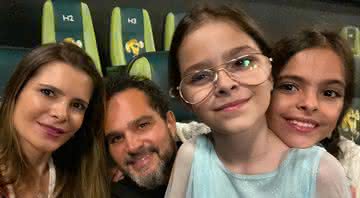 Luciano Camargo posa ao lado das filhas e encanta - Instagram