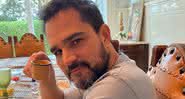 Luciano Camargo surge tomando café com leite em copo de requeijão - Instagram